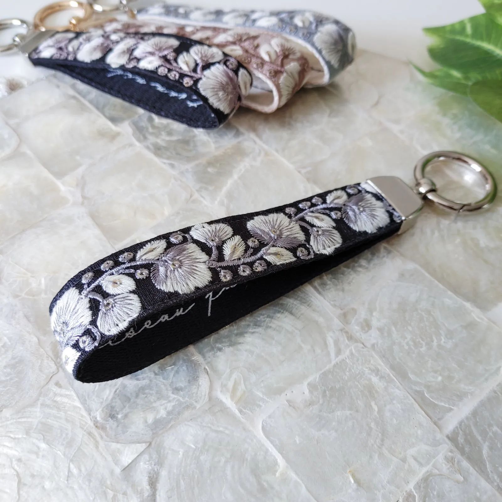 No.103 (黒地×青白花) インド刺繍ハンドストラップ キーホルダー 