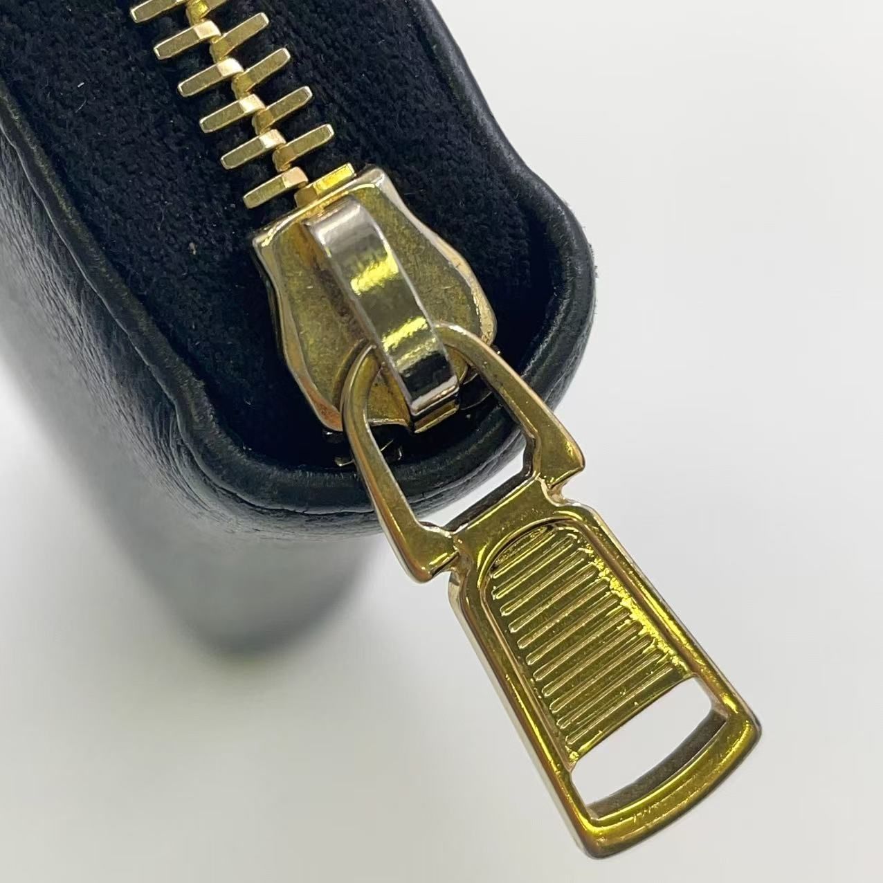 YVES SAINT LAURENT YSL ラウンドファスナー長 レザー ブラック
