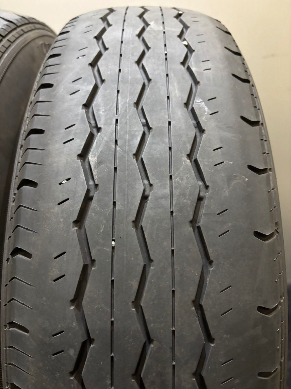 ハイエース　純正　新車外し　ダークプライムS 195/80R 15 2023年製 新車外し バリ溝 美品】トヨタ 200 ハイエース 純正