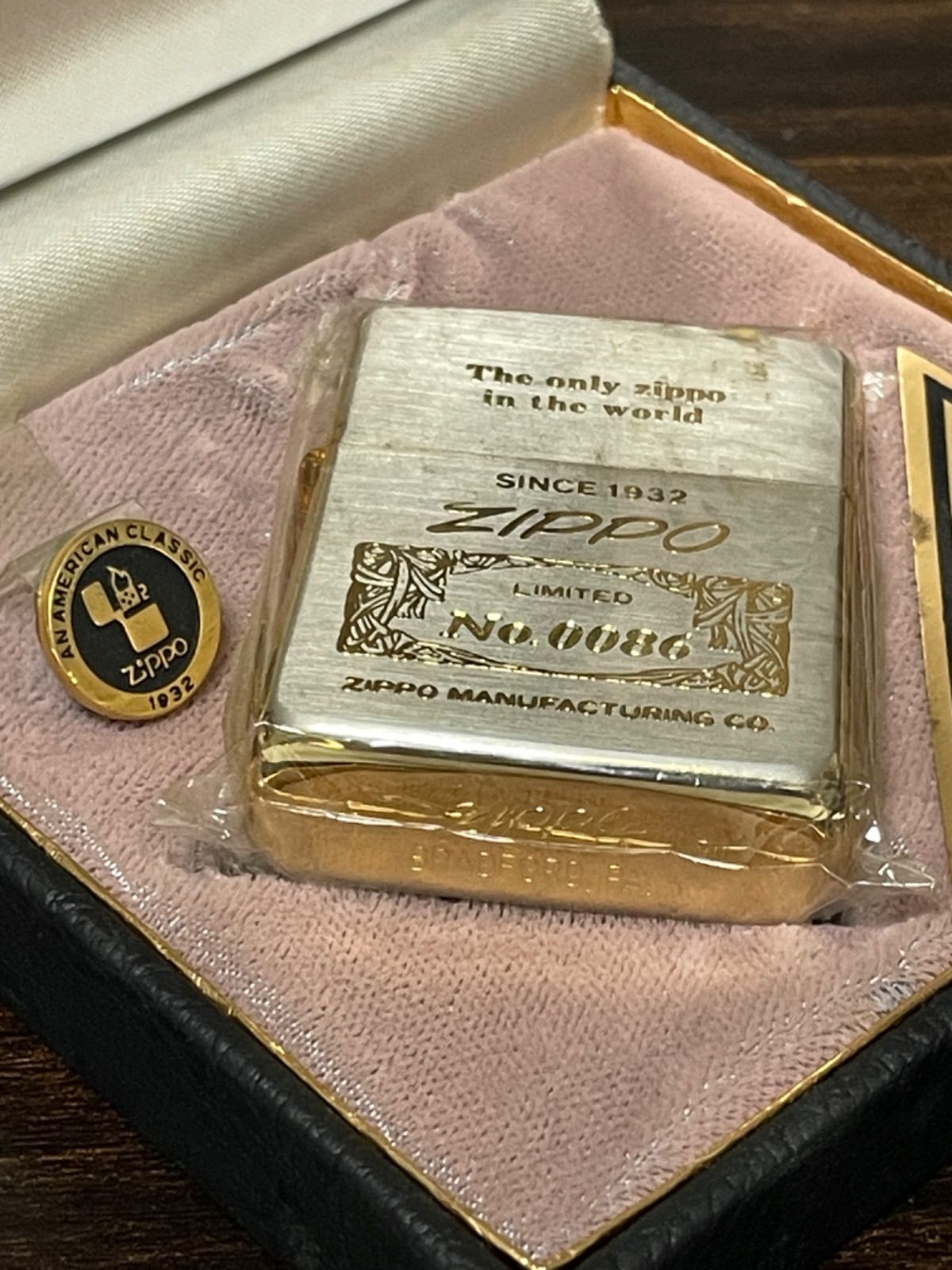 zippo 底面斜体 ロゴ 4面 ゴールド 筆記体 年代物 1991年製 LIMITED the world 銀仕上げ silver シルバー 刻印 デットストック シリアルナンバー NO.0086 ケース 保証書 ピンバッチ