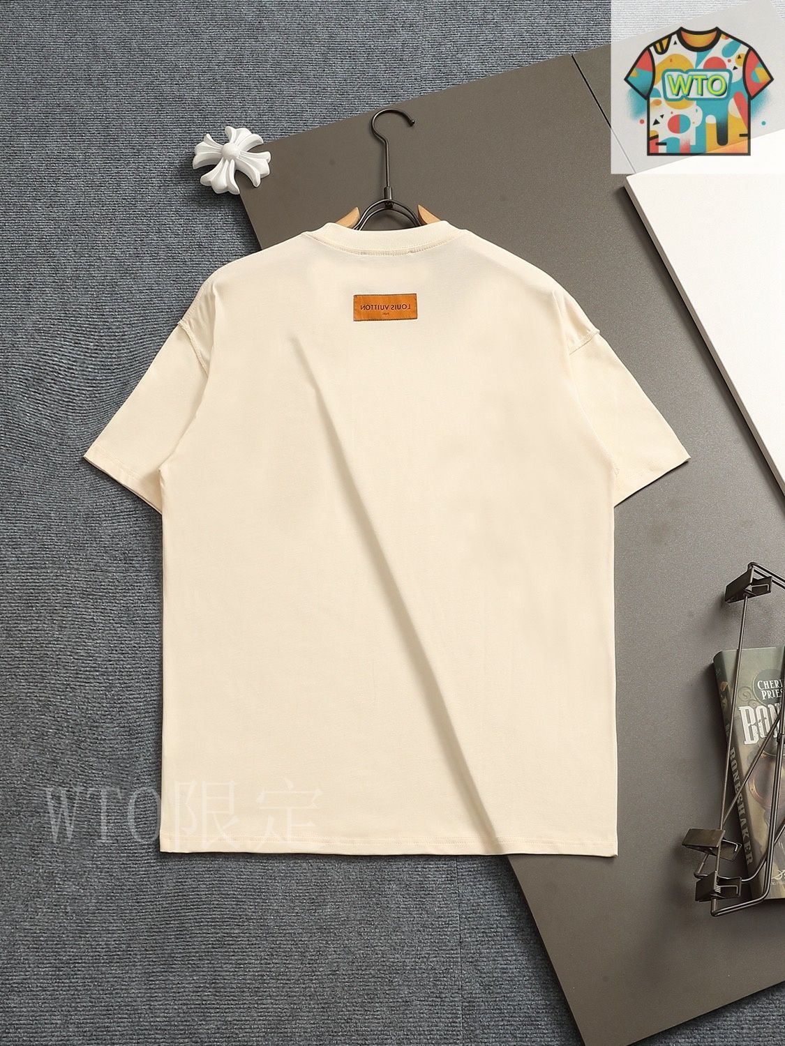 最終値下げ・ルイヴィトン　ロゴ刺繍Tシャツ 今日特価】Louis Vuitton 25ss 立体大ロゴ刺繍 T シャツ - メルカリ