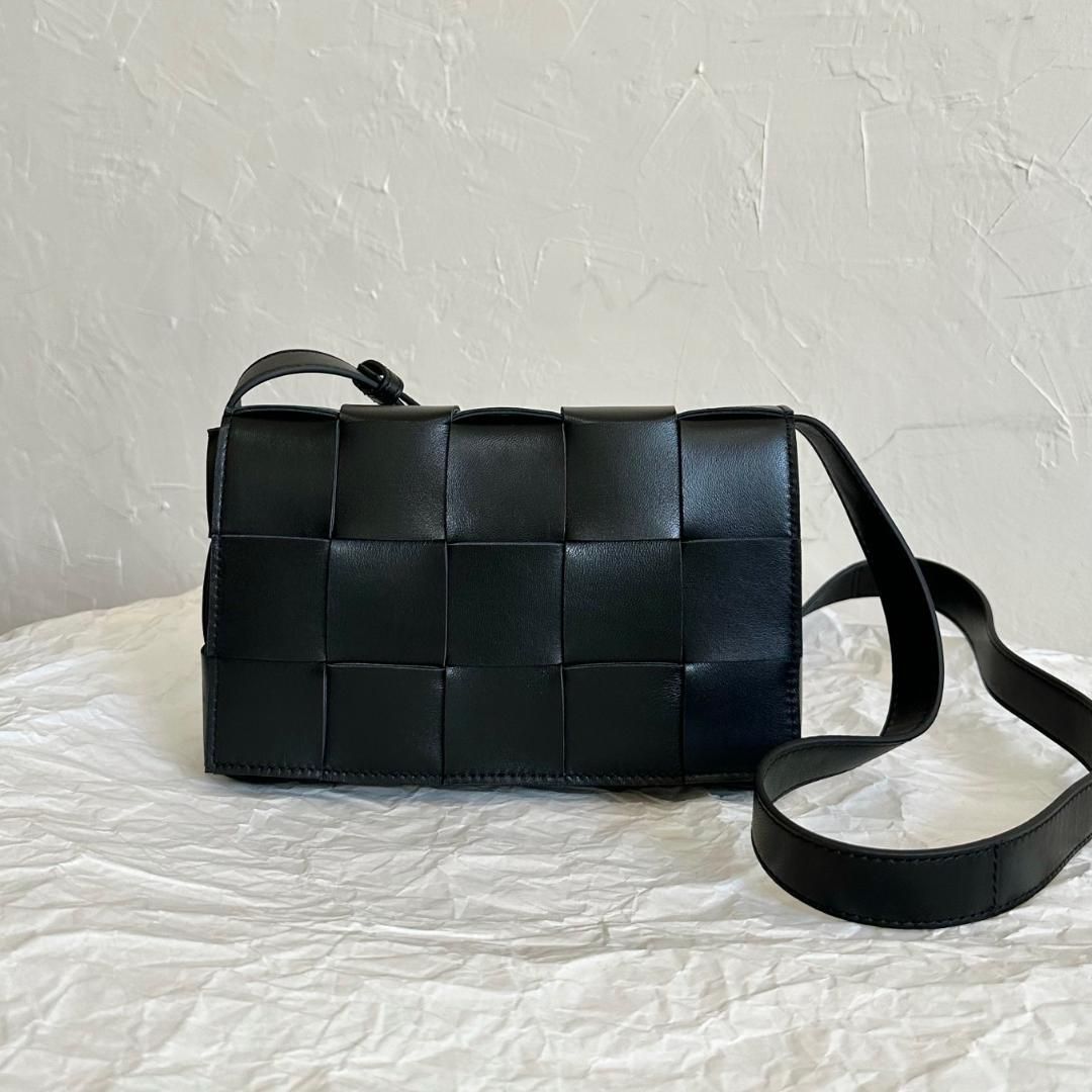 直営店☆BOTTEGA VENETA☆ CASSETTE プリーツ ショルダーバッグ BOTTEGA VENETA CASSETTE(ボッテガヴェネタ カセット) - 海外