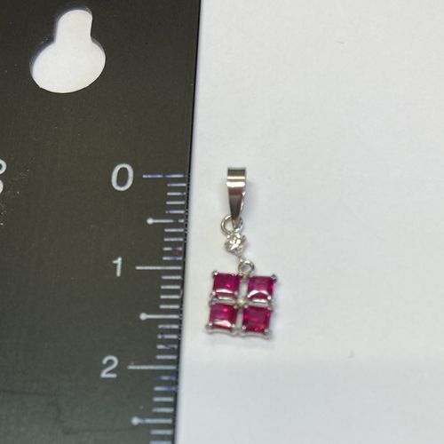 PT900ルビー0.45ct角4個付ペンダント ダイヤモンド0.025ct - メルカリ