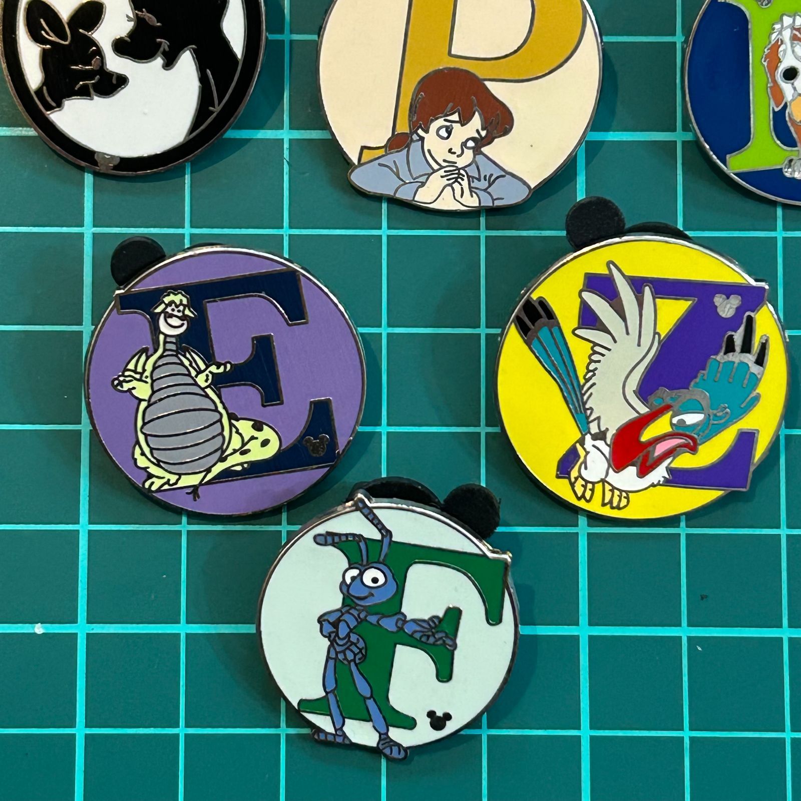 キャラクターグッズ 【超レア•極美品】海外ディズニーピンバッジ