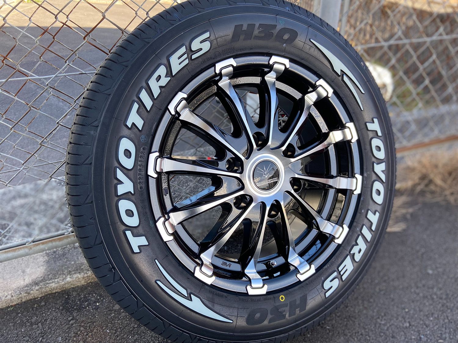 車検対応 ハイエース200系 タイヤホイール 4本セット 16インチ TOYO H30 215/65R16 ホワイトレター  BountyCollection BD12 JWL-T(車検対応規格品) カラー/ブラック系 - メルカリ タイヤ・ホイールセット