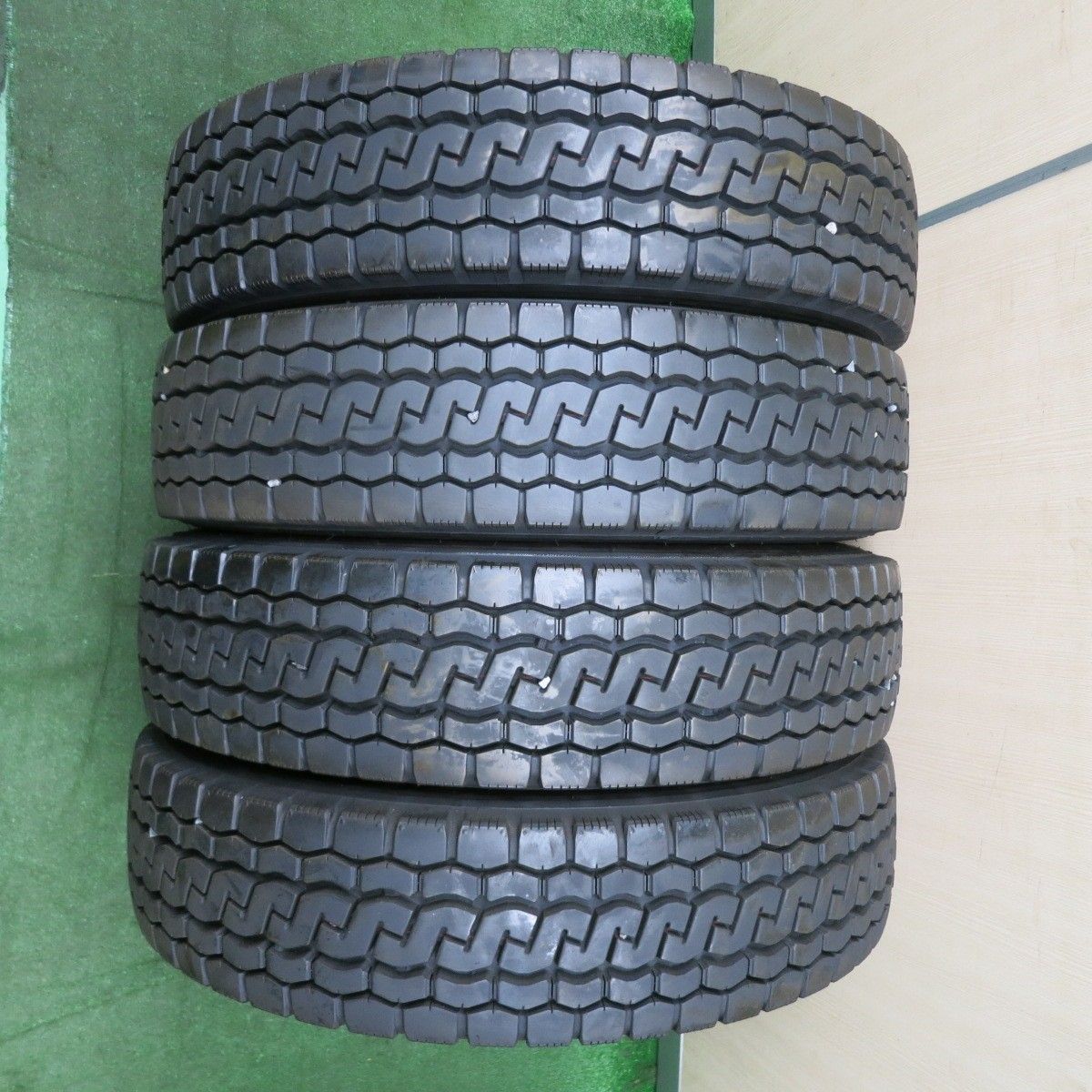 *送料無料* バリ溝！20年！9.5分トラック タイヤ 195/85R16 114/112N ブリヂストン エコピア M812 ミックス オールシーズン 16インチ4071304NJスタ