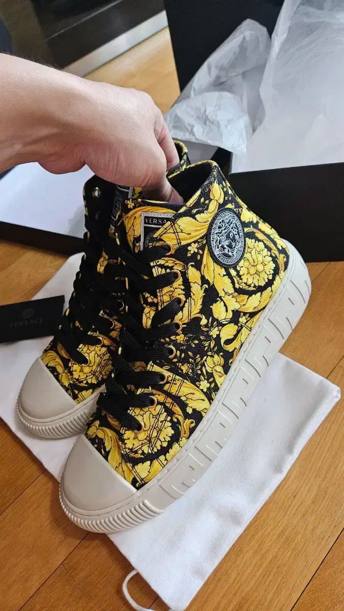 VERSACE■ヴェルサーチェ バロックチェーン柄 スニーカー Versace(ヴェルサーチェ) バロック プリント ハイトップ