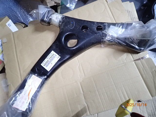 ヴォクシー ノア エスクァイア アイシス ZRR70G ZRR80G ZWR80G ZGM10G 純正 ロアアーム フロント 右 前 48068-29255