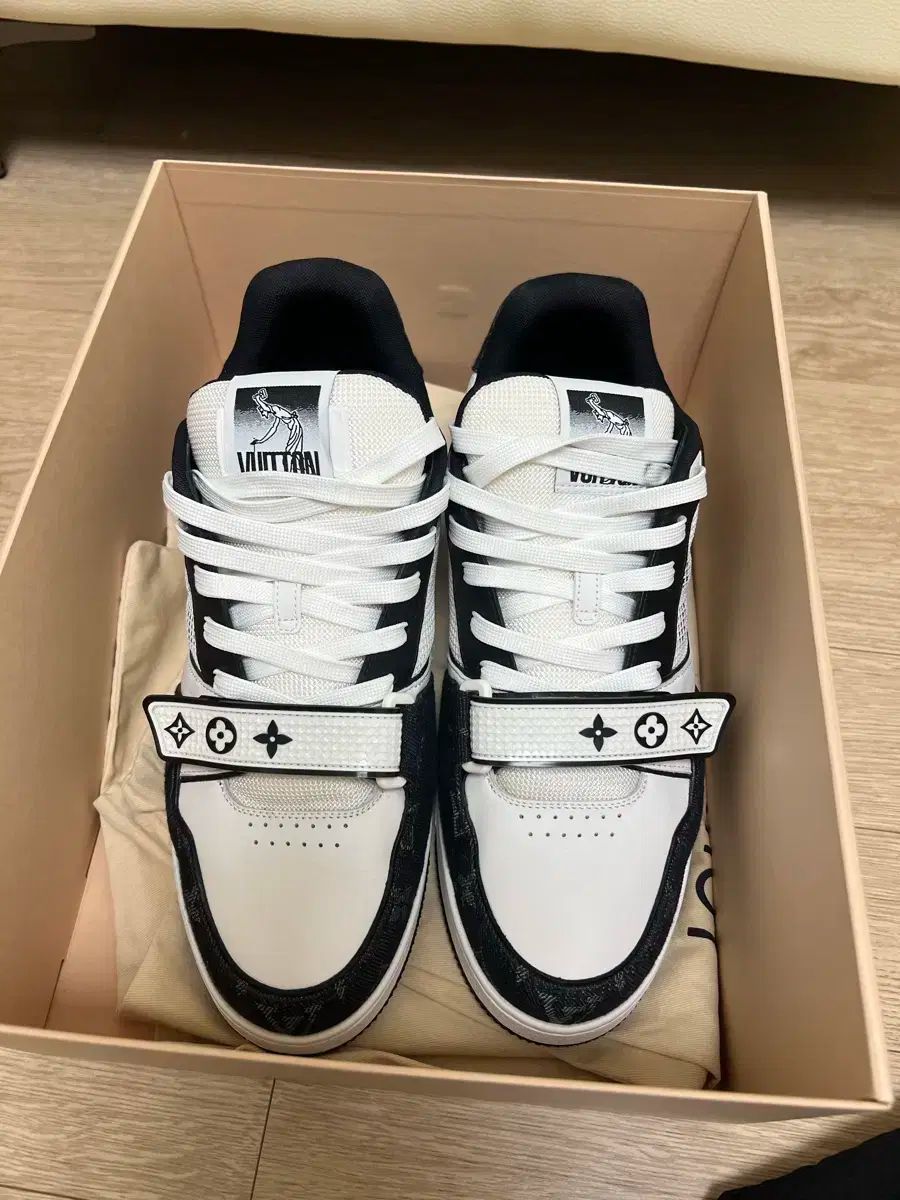 Louis Vuitton ルイヴィトン LV スニーカーブラック 9 サイズ