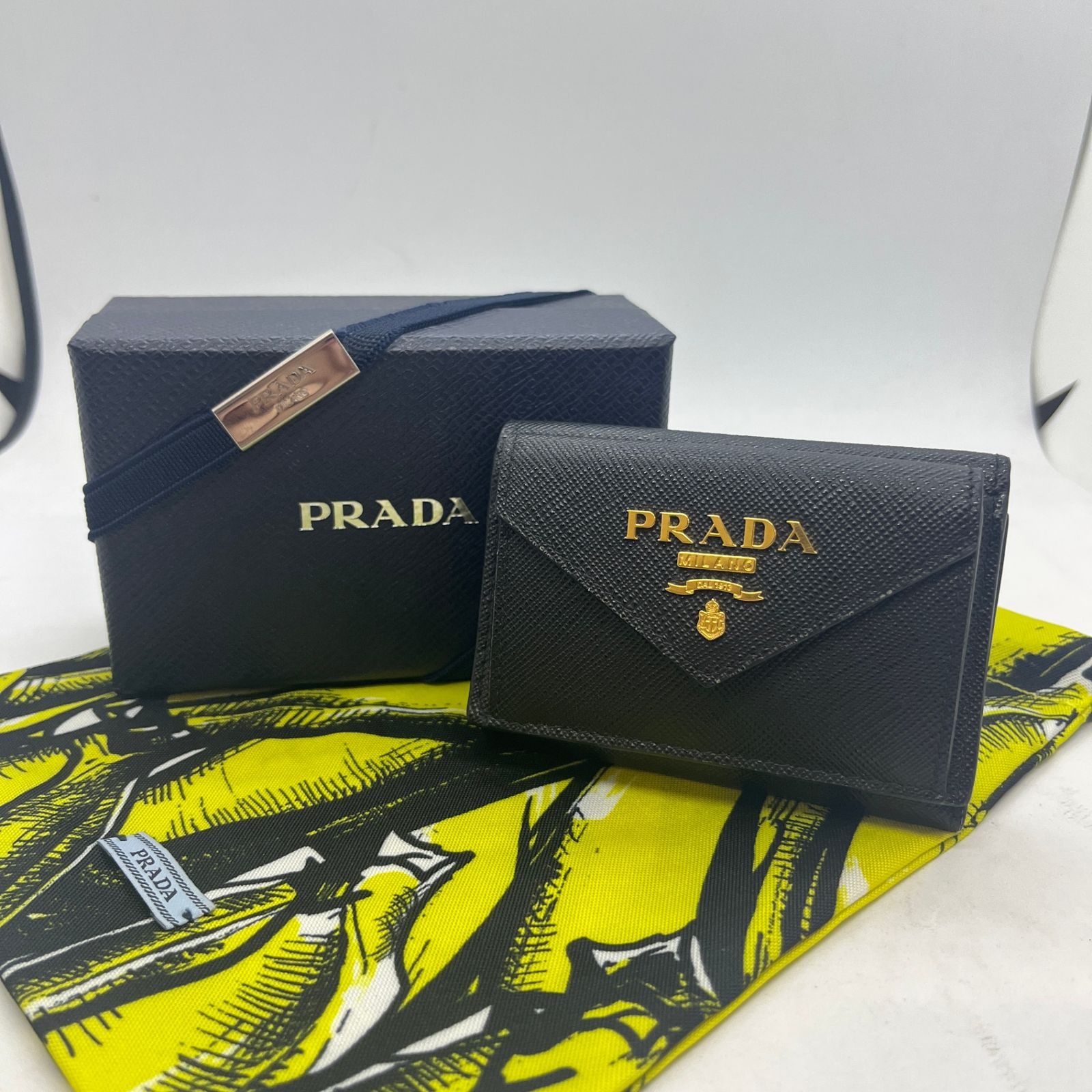 極美品】プラダ 三つ折り財布 サフィアーノ レザー ブラック 極美品