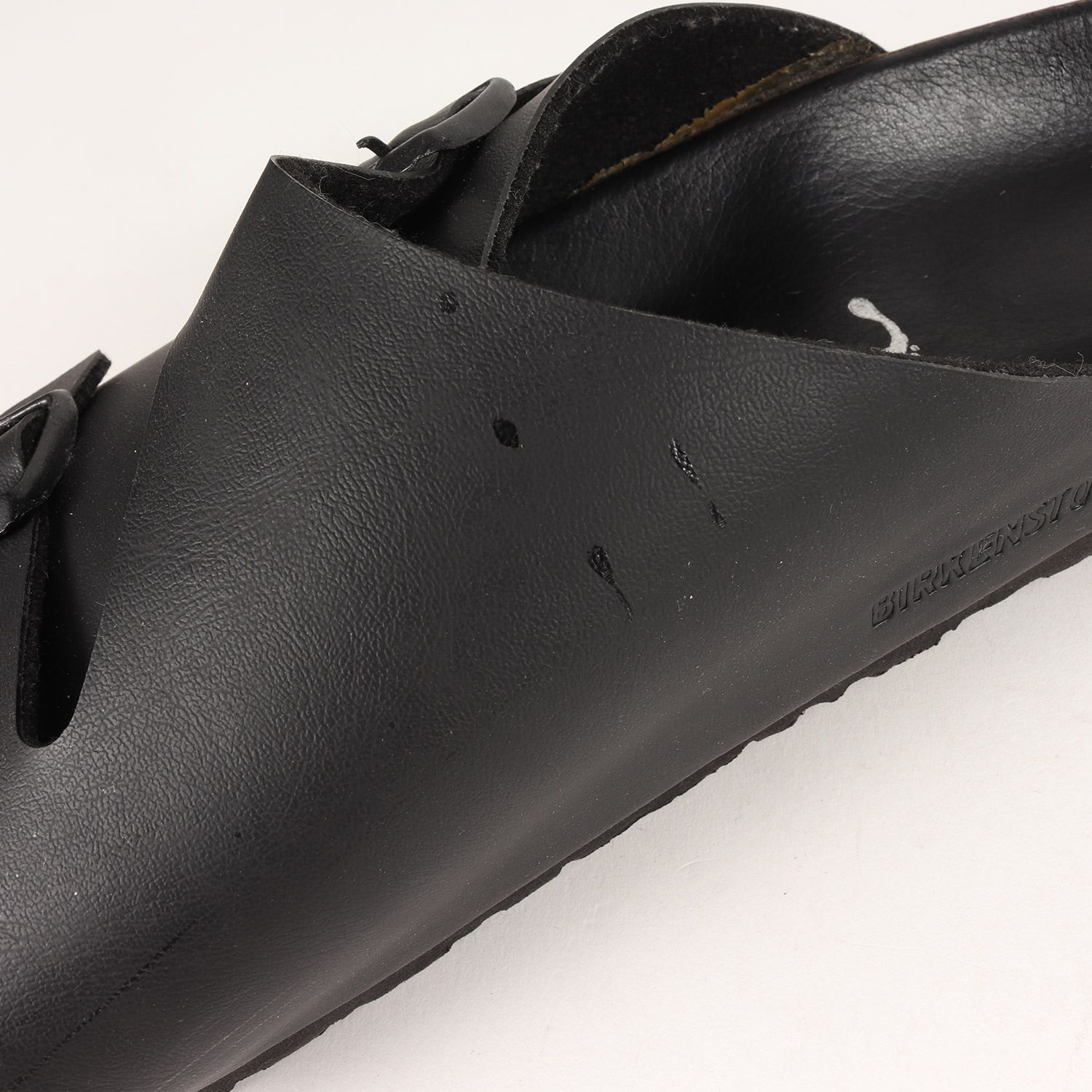 美品 BIRKENSTOCK ブラックサンダル 40ビューティーユースコラボ 大人ブラックな「ビルケンシュトック」。60周年の名作サンダルが