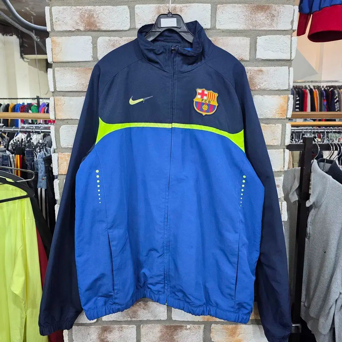 Nike(ナイキ） バルセロナ ウインドブレーカー - メルカリ