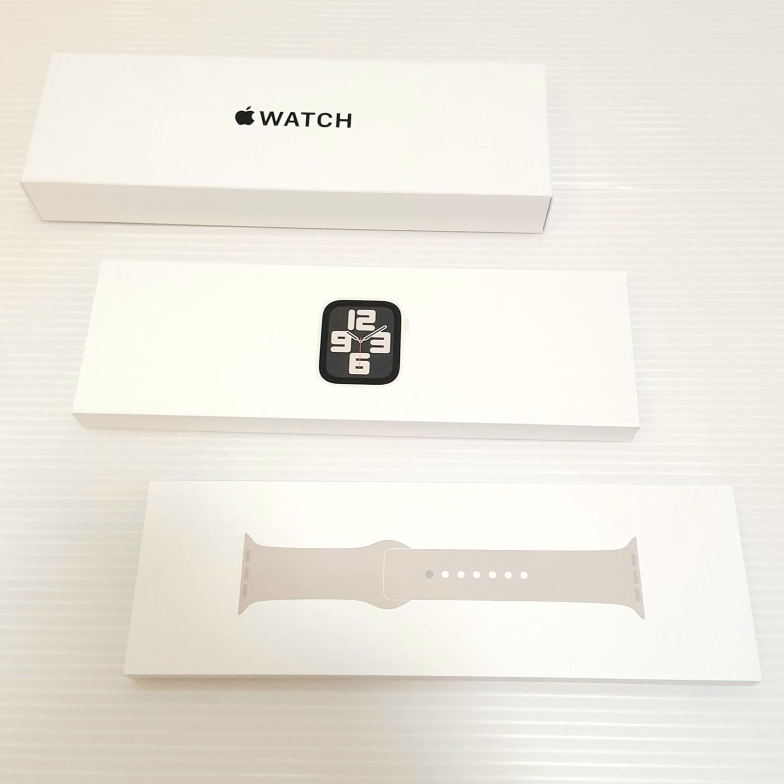 Apple Watch SE2（GPSモデル）- 44mmスターライトアルミニウムケースとスターライトスポーツバンド - M/L
