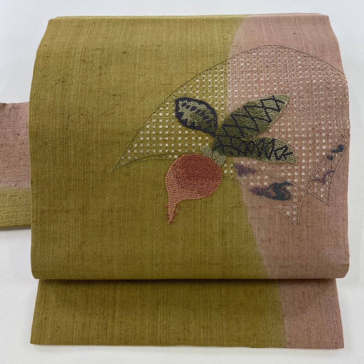 名古屋帯 秀品 紬地 蕪 幾何学 刺繍 よもぎ色 正絹