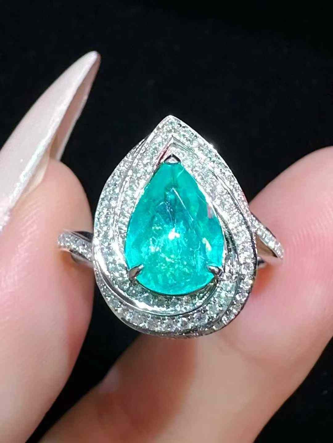 1.1カラット ネオンブルー パライバトルマリン ティアドロップリング ネオンが織りなす 1.1カラットの水滴―― 身にまとう の輝き