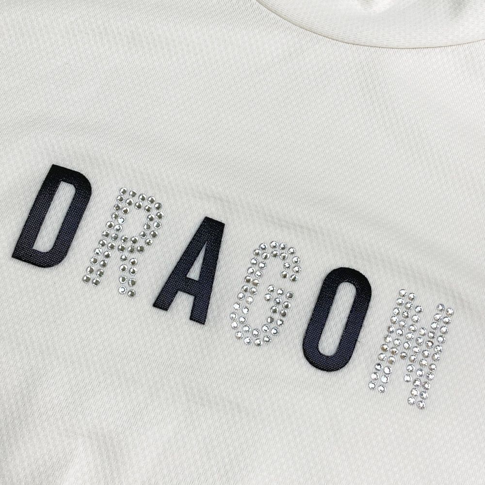 サイズ：2 DANCE WITH DRAGON ダンスウィズドラゴン  ハイネック 長袖Tシャツ ロゴ  ホワイト系 [240101434857] ゴルフウェア レディース ストスト サイズ：2 DANCE WITH DRAGON ダンスウィズドラゴン ハイネック