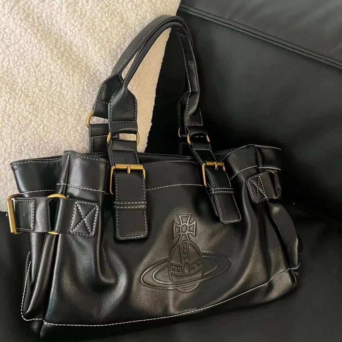 新品 未使用 Vivienne Westwood ヴィヴィアンウエストウッド ハンドバッグ アコード トートバッグ 型押し 肩掛け バイク ブラック  - メルカリ