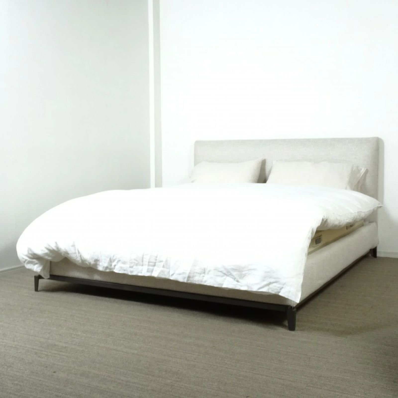 展示品　ミノッティ　クイーンベッド　クイーンサイズ　ベッド　マットレス 展示品 ミノッティ クイーンベッド クイーンサイズ ベッド マットレス