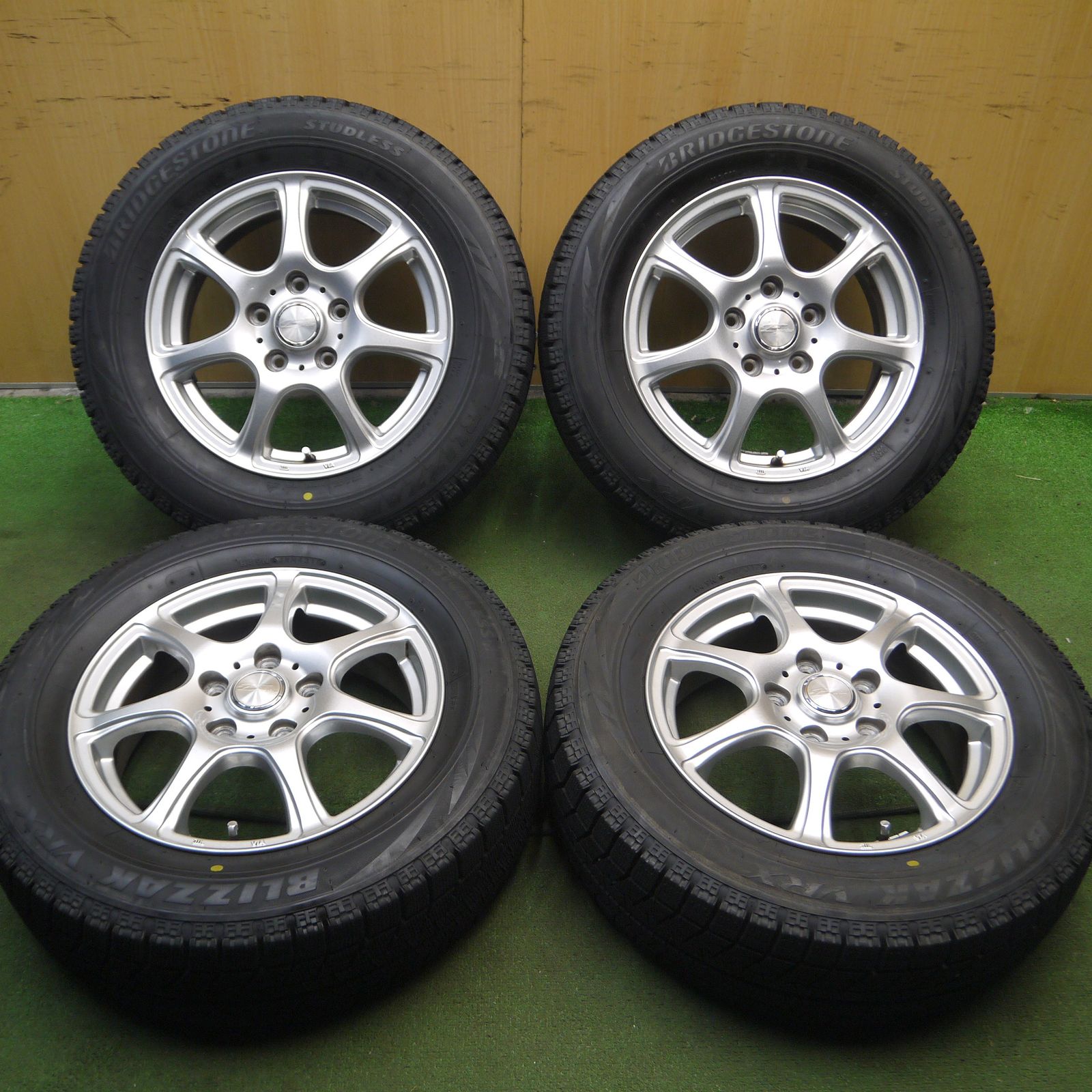*送料無料*バリ溝！キレイ！ほぼ10分スタッドレス 195/65R15 ブリヂストン ブリザック VRX Esprine 15インチ PCD114.3/5H4010516Hス