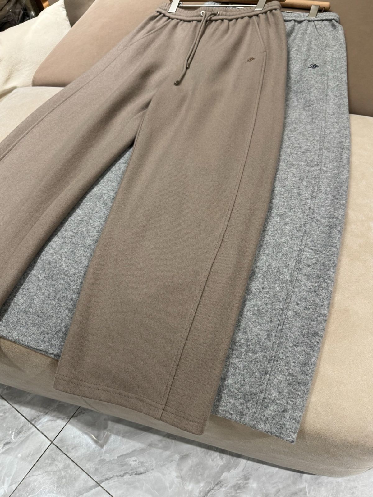 リラックスフィット カジュアルパンツ