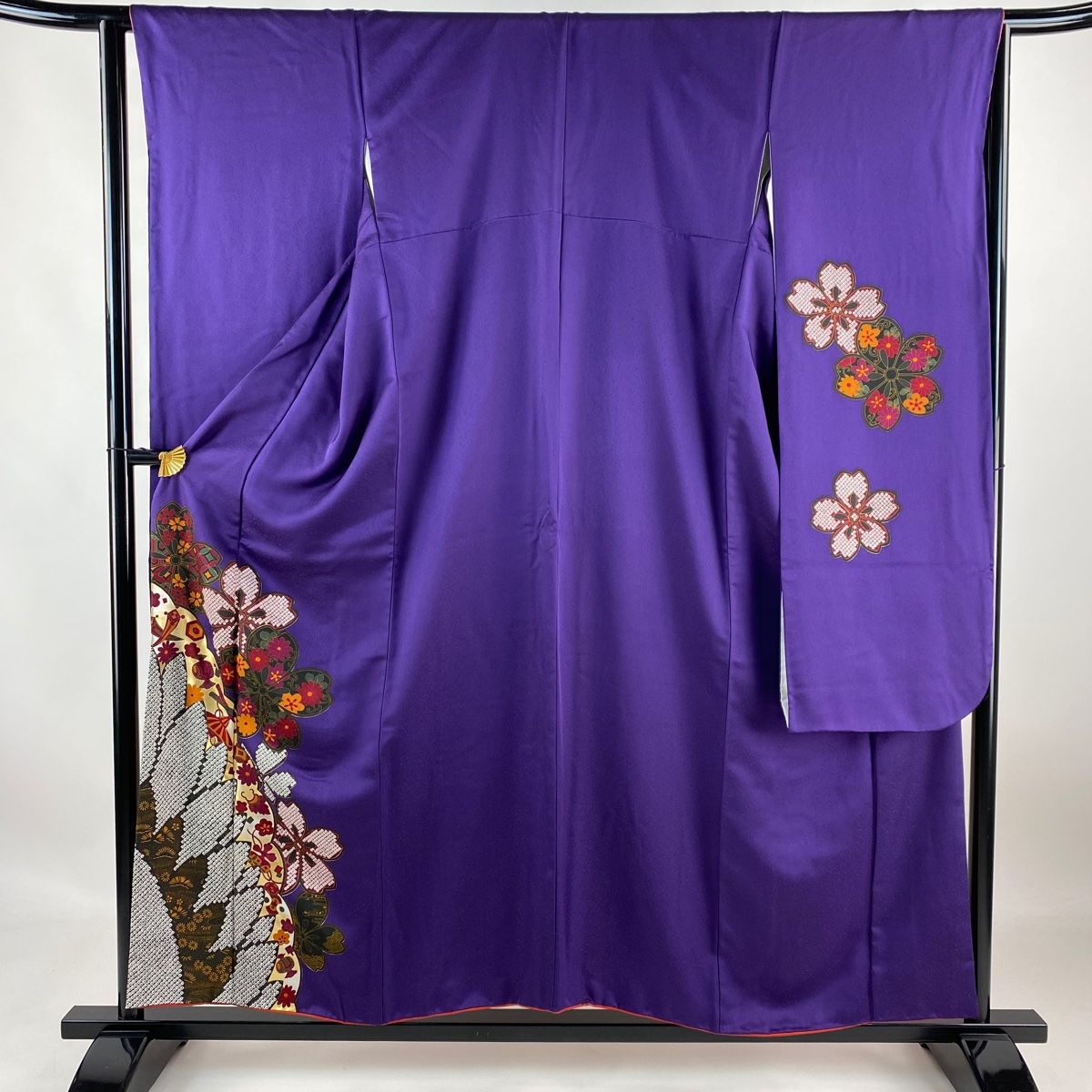 振袖 身丈154cm 裄丈64cm M 袷 落款あり 草花 蝶 金糸 金銀彩 赤紫 正絹 名品 中古 振袖 身丈154cm 裄丈64cm M 袷 御所車 草花 金糸 染め分け 薄茶色 正絹