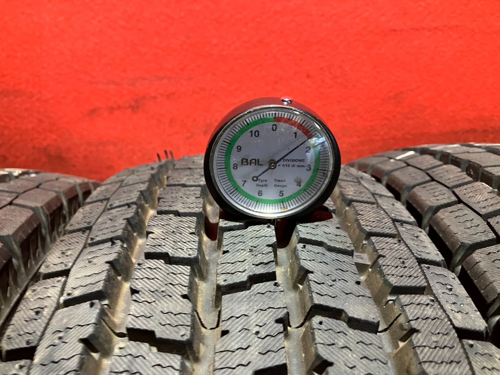 新車外し トラックスタッドレスタイヤ