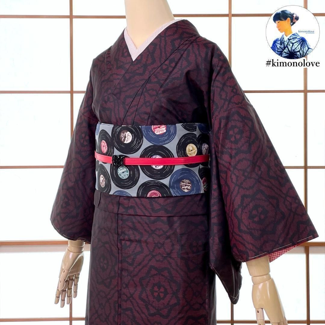 大島紬 着物 正絹 幾何学 花柄 ヨコソ 濃紺 kimonolove リユース品 手入れ済み品 オゾン消臭サービス A-1807