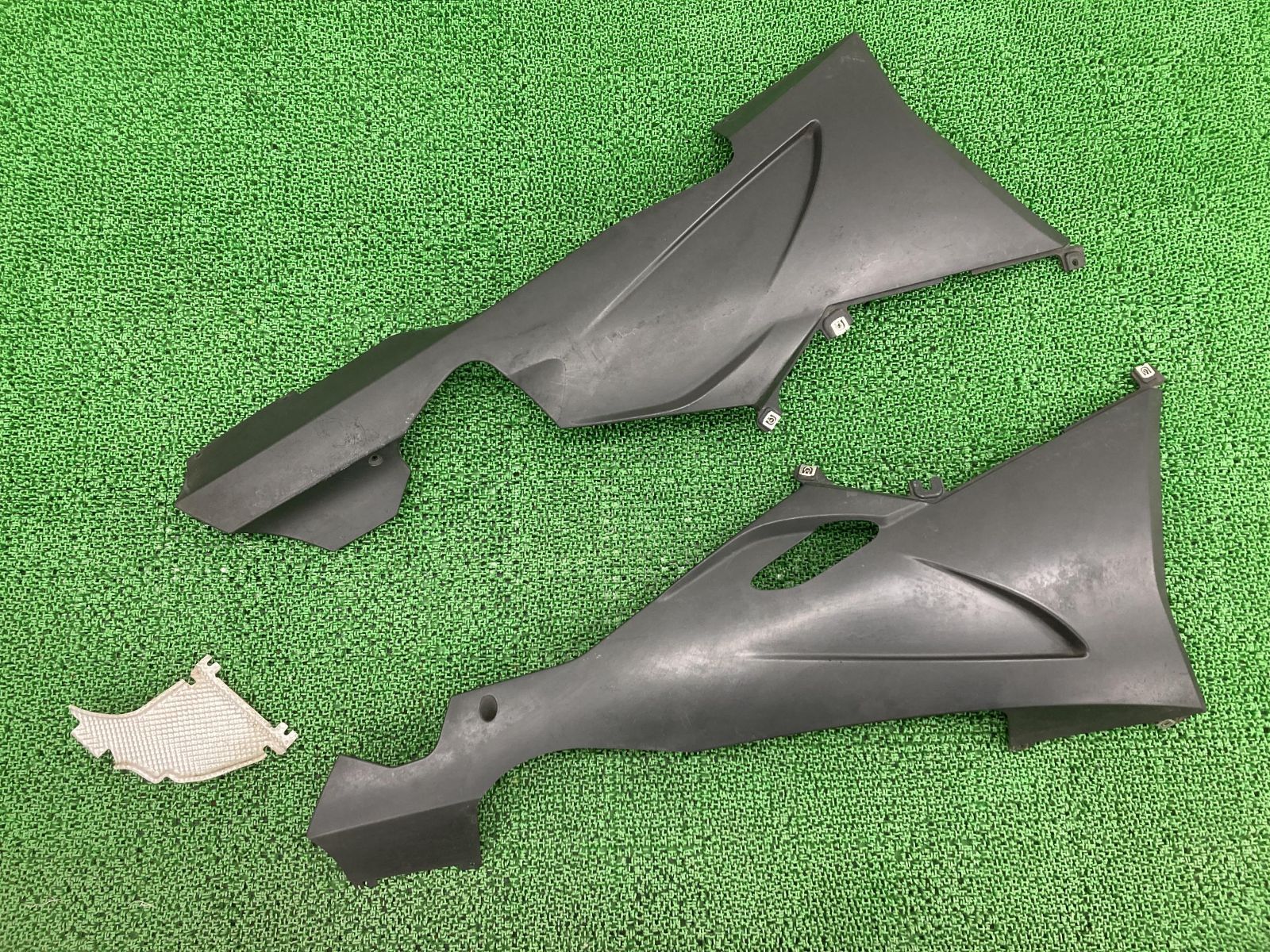 K1200S アンダーカウル 左右 46637677771/46637677772 BMW 純正 中古 46637677771 46637677772 サイドカウル インナーヒートガード
