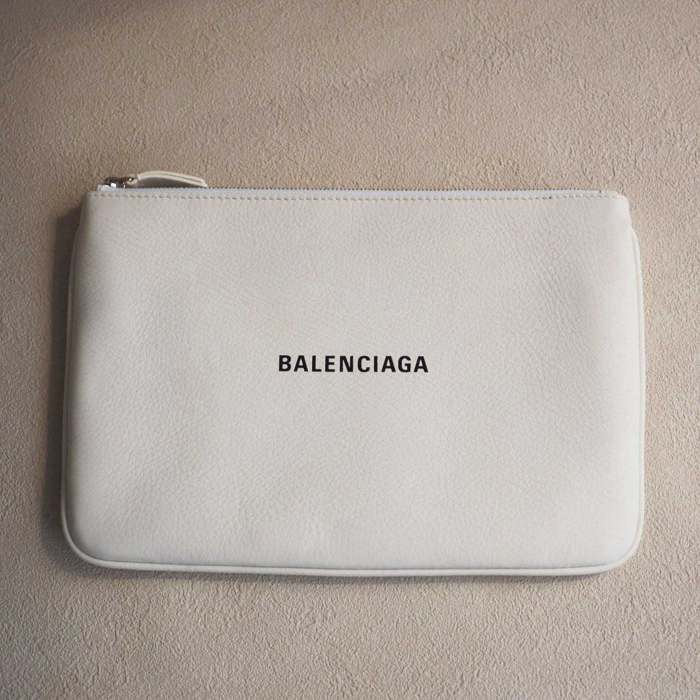 バレンシアガクラッチバッグ正規品☆バレンシアガ　クラッチバッグ　エブリデイ　白　ロゴ　バッグ　財布　小物