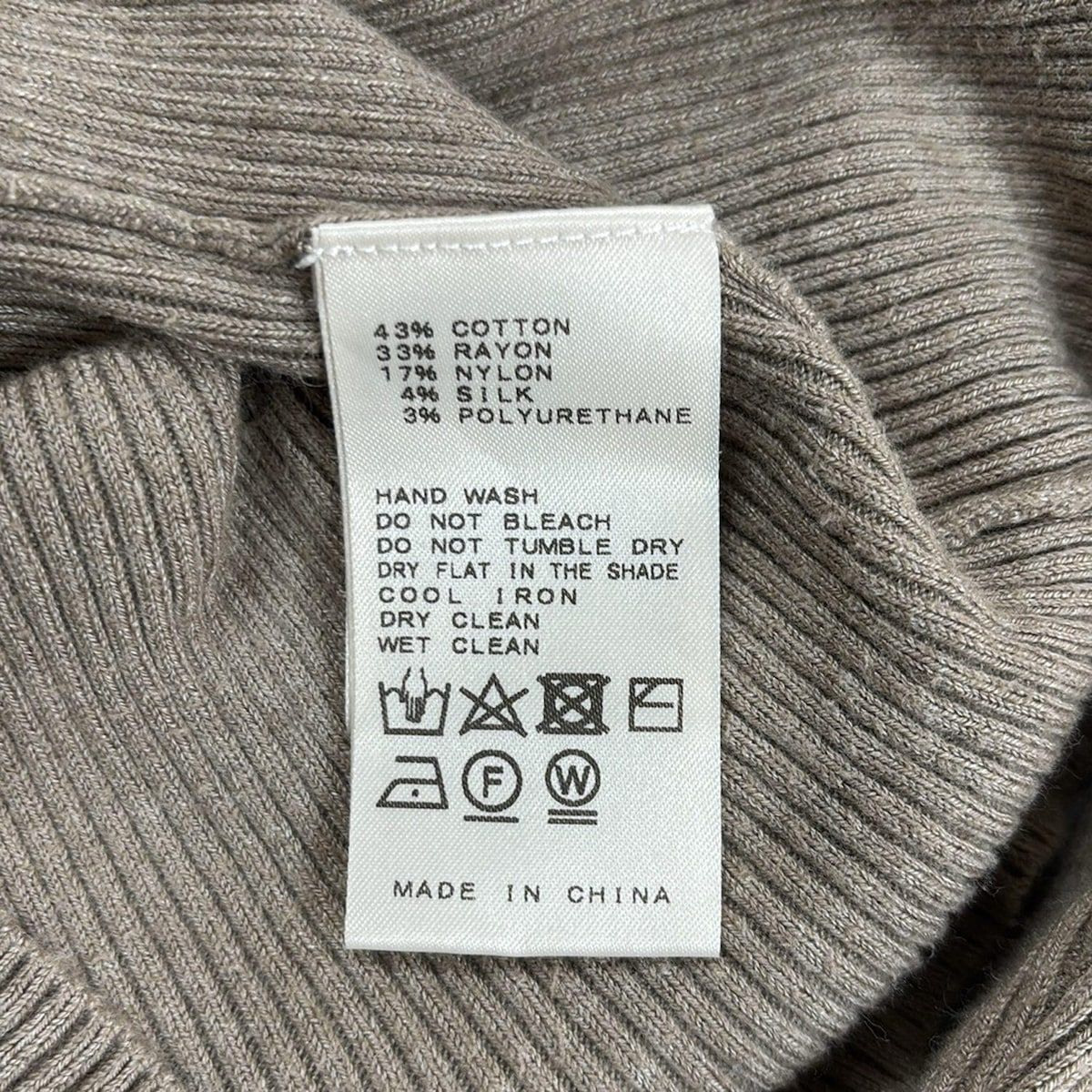 ベージュ クルーネック