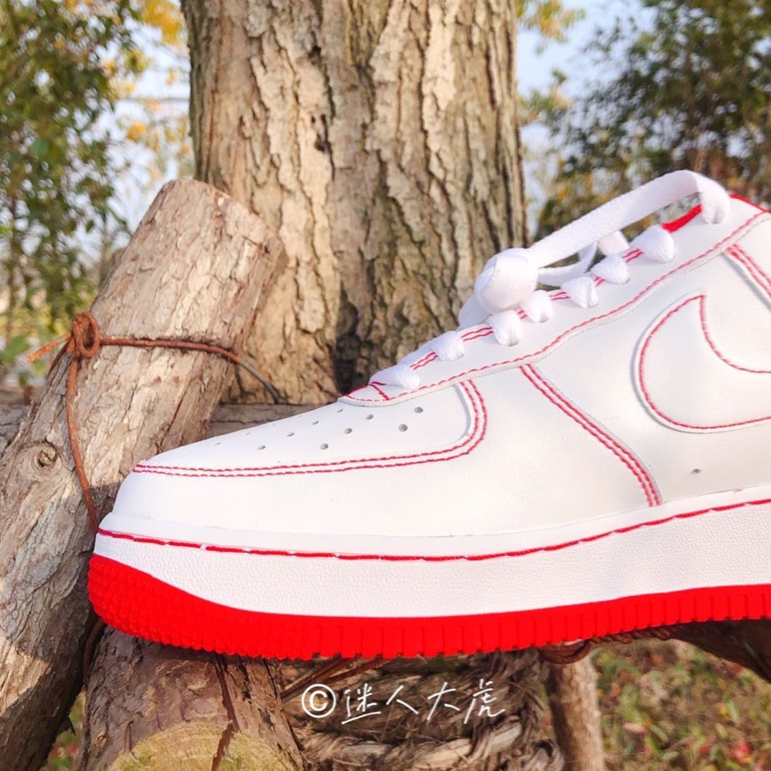 新品未使用ナイキ スニーカー エアフォースワン「ホワイト/レッド  