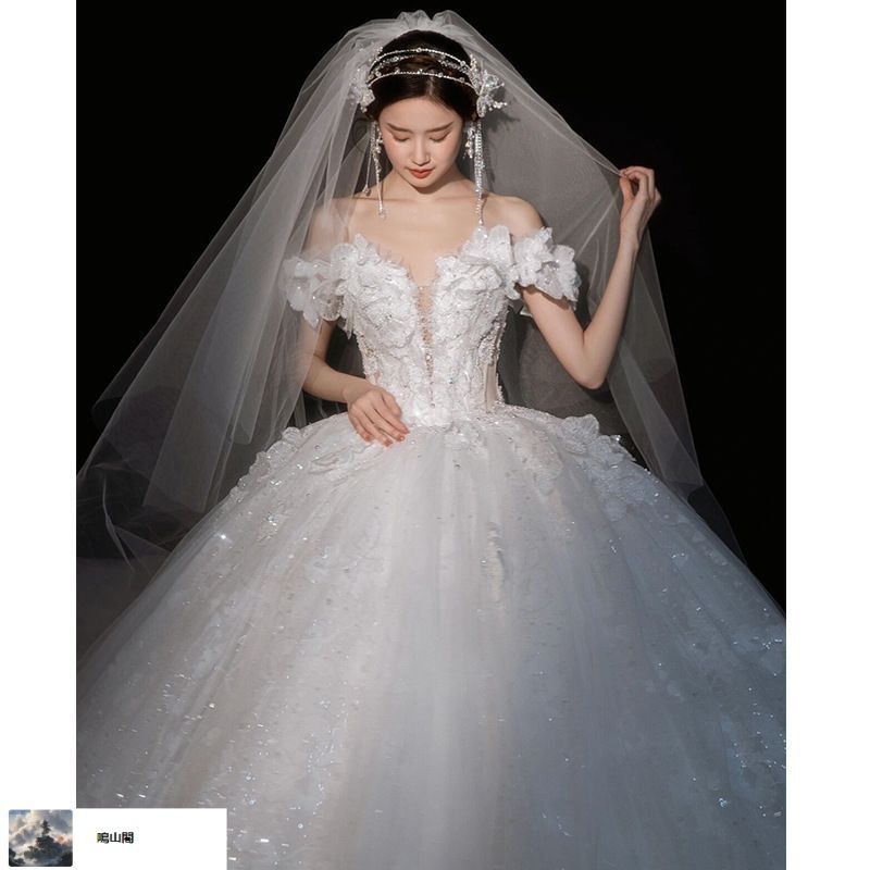 一字肩Vネック 感あふれる重厚なロングトレーン