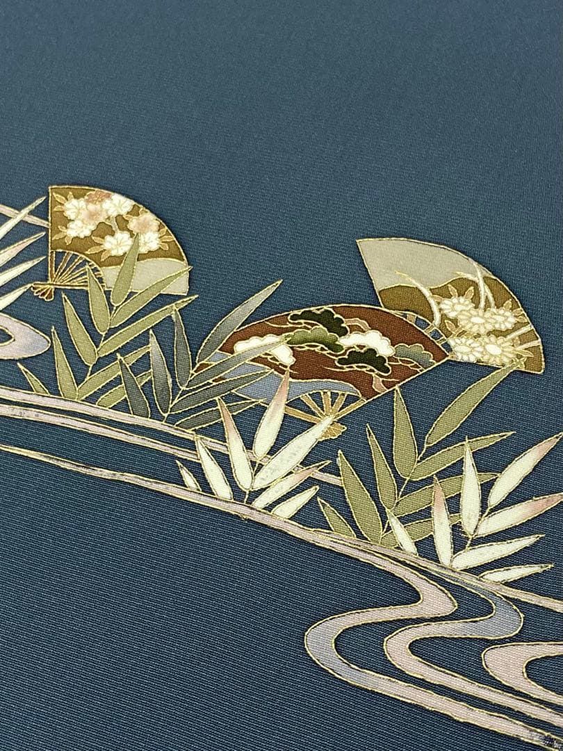 付け下げ 金彩 オリーブグリーン色 正絹 反物 付け下げ 金彩 型染め 鉄御納戸色 正絹 反物 - メルカリ