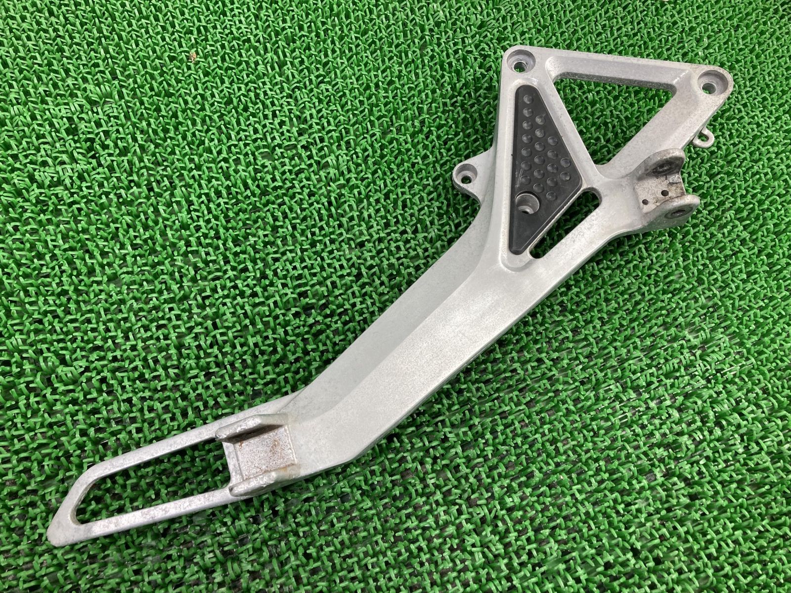 ホーネット250 ステップホルダー 右 KEA ホンダ 純正 中古 バイク 部品 MC31 HORNET250 メインステップ 曲がり無し ペイント素材に
