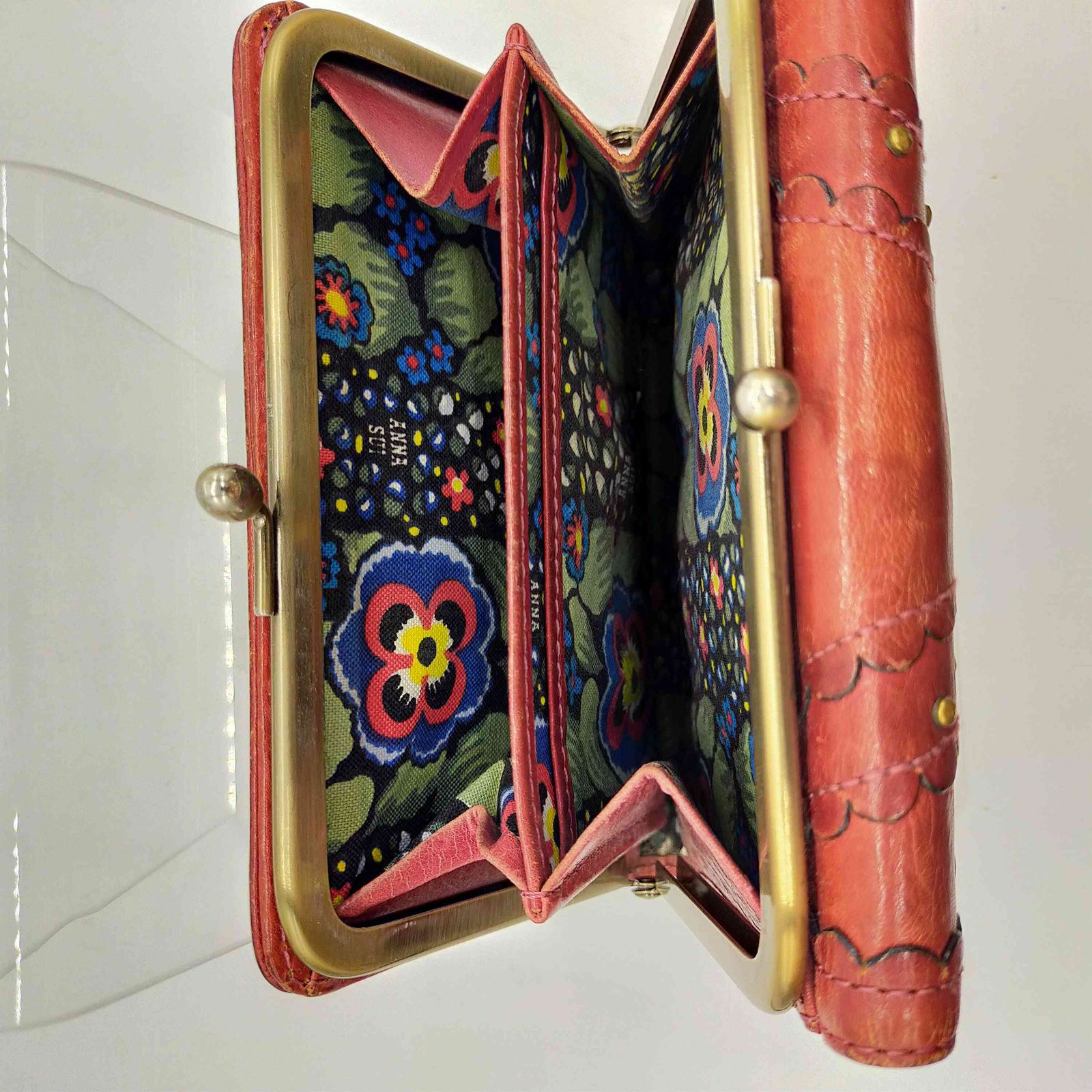 美品☆アナスイ 折り財布 がま口 バタフライ ラインストーン カービングレザー アナスイ ANNA SUI ロゴ刻印 バタフライデザイン ラインストーン