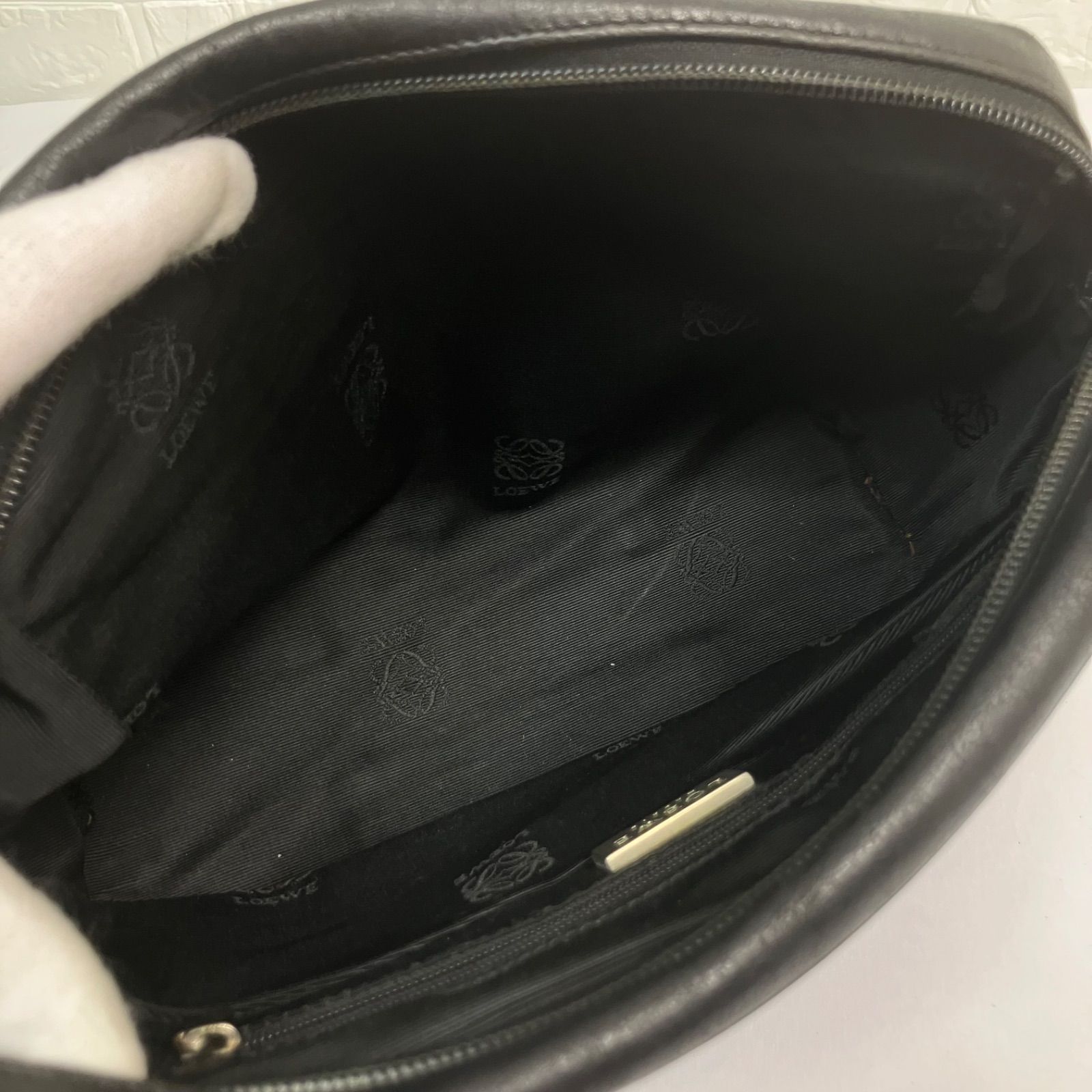 LOEWE ロエベ クラッチバッグ セカンドバッグ ポーチ アナグラム レザー 本革 ブラック 黒 y2k バッグ 大容量 財布収納 レディース メンズ お出かけ 日常使い 通勤 通学 おしゃれ ブランド ブランドカバン 人気カバン 鞄 DECORATOM_COM_BR