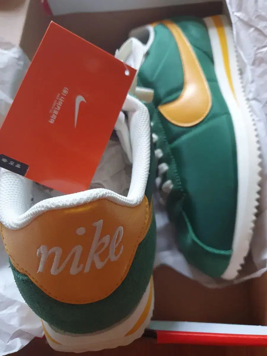 NIKE