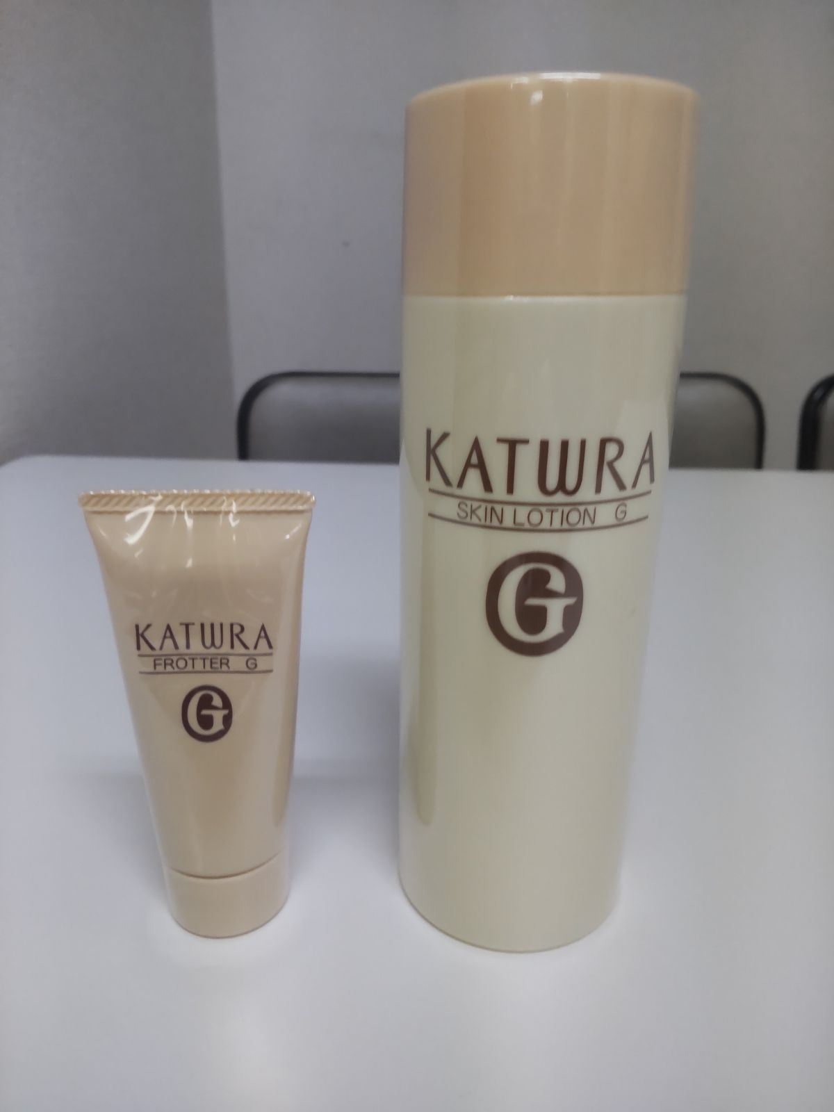 ～愛されて50有余年～　　当店だけ？のおまけ特典　ミニフローテG付　数量限定　カツウラ化粧品　スキンローションG　300ml のしっとりタイプです