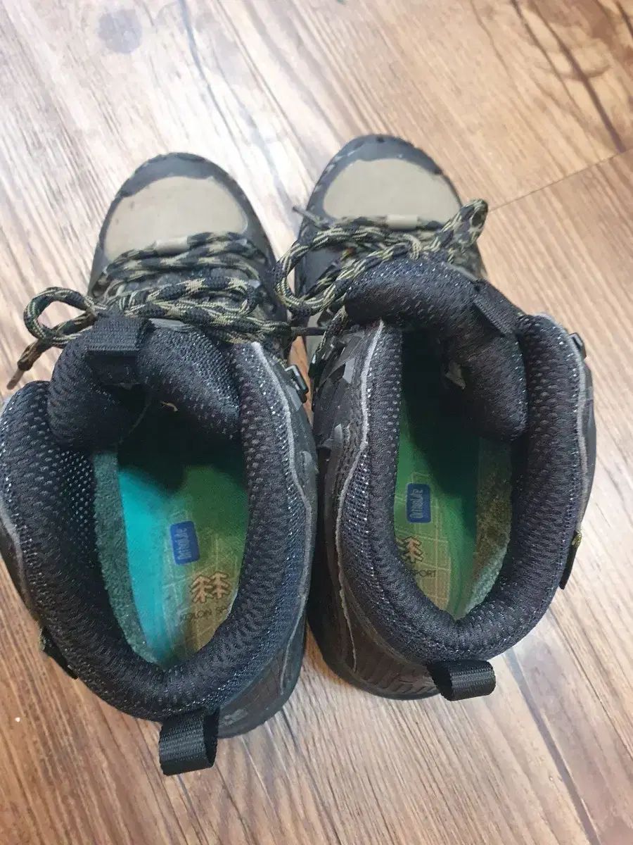 トレッキングシューズ