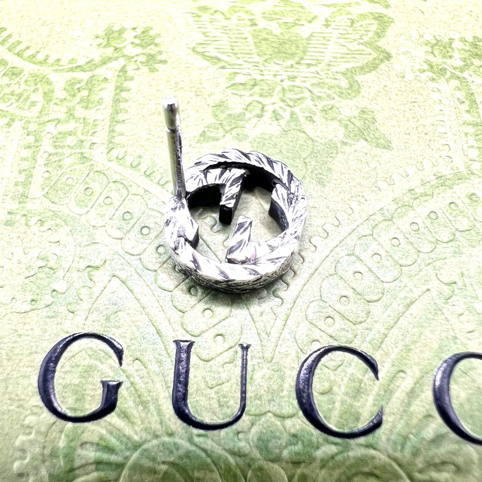 GUCCI ピアスインターロッキングG アラベスク GG ロゴ 燻し 片耳用