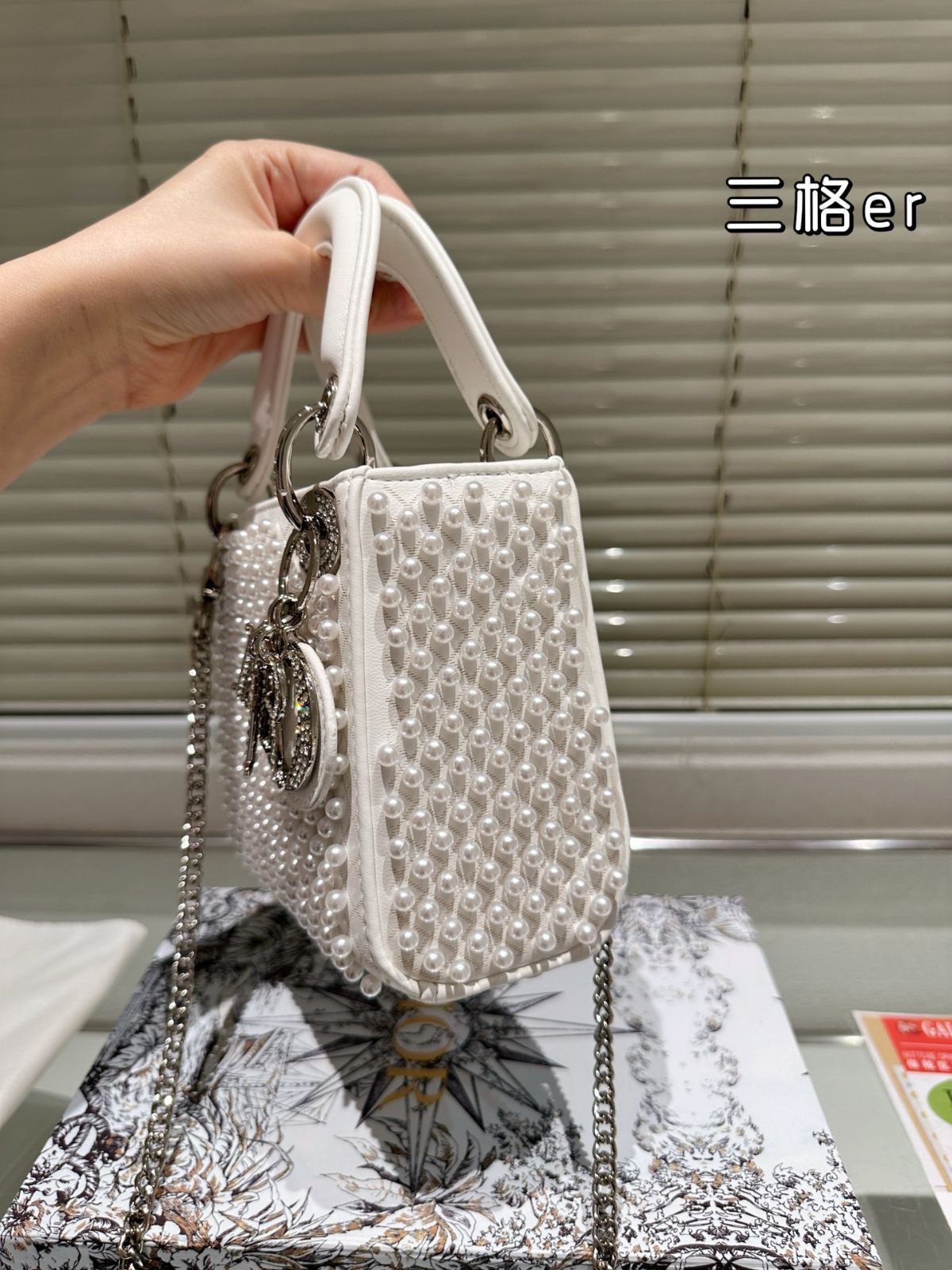 ディオール★ LadyDior　　パテント　ジップ長財布　箱　保存袋付 追跡付き 安いレディディオール 偽物 LADY D-LITE 花柄