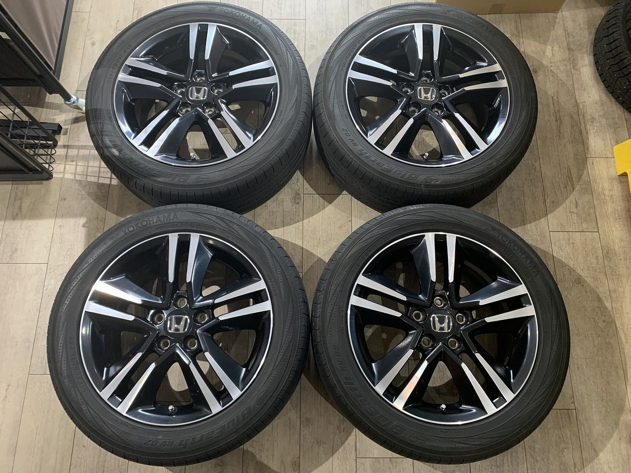 【2404016】ホンダ RC4 オデッセイ 純正 ホイール 17インチ 7J +55 PCD114.3 5H + YOKOHAMA BluEarth RV-02 215/55R17 2020年 4mm 5mm