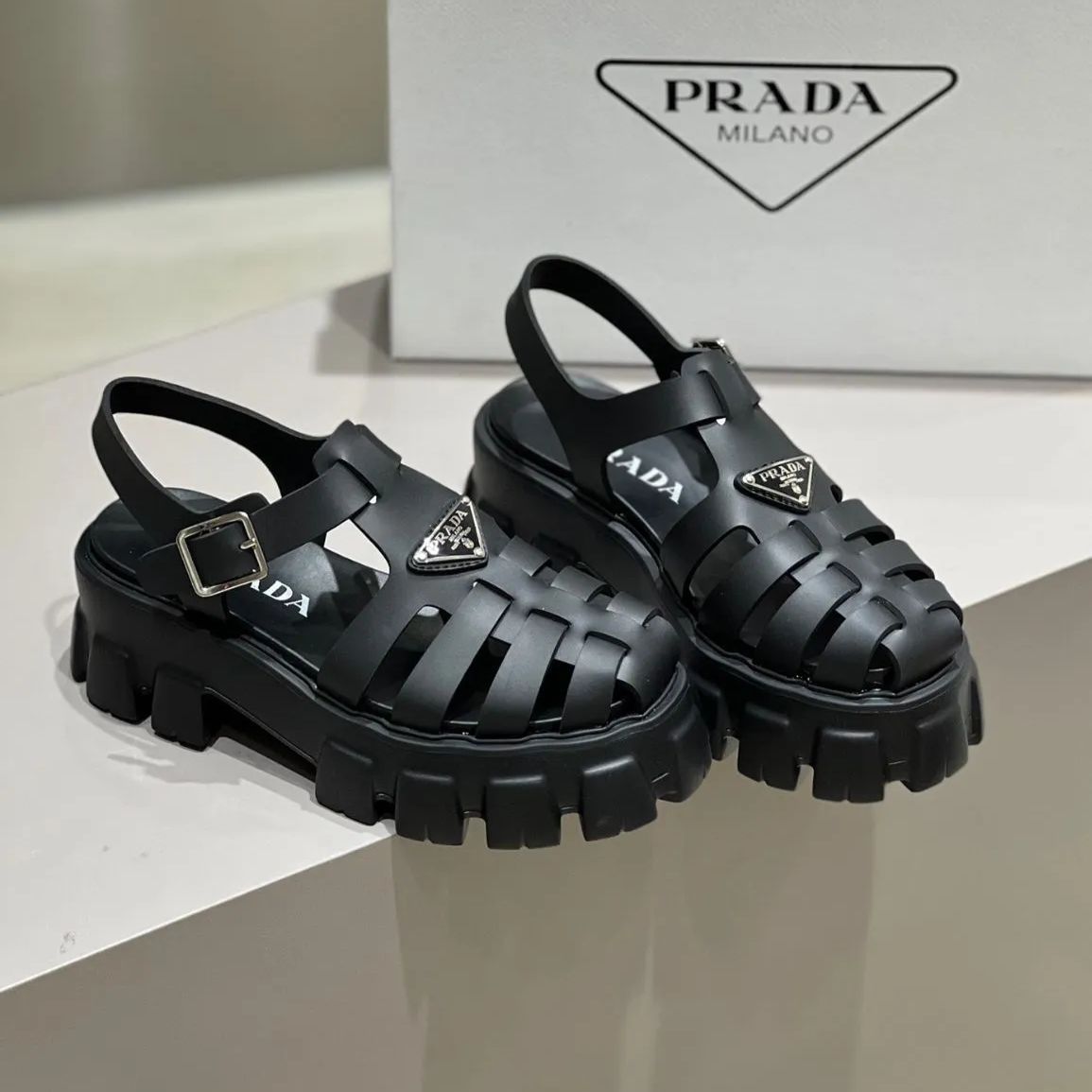 大人気！プラダ/PRADA フォームラバー サンダル 厚底 フィッシャーマン グルカサンダル 超美品 レディース☆メンズ 黒 新品未使用 - メルカリ