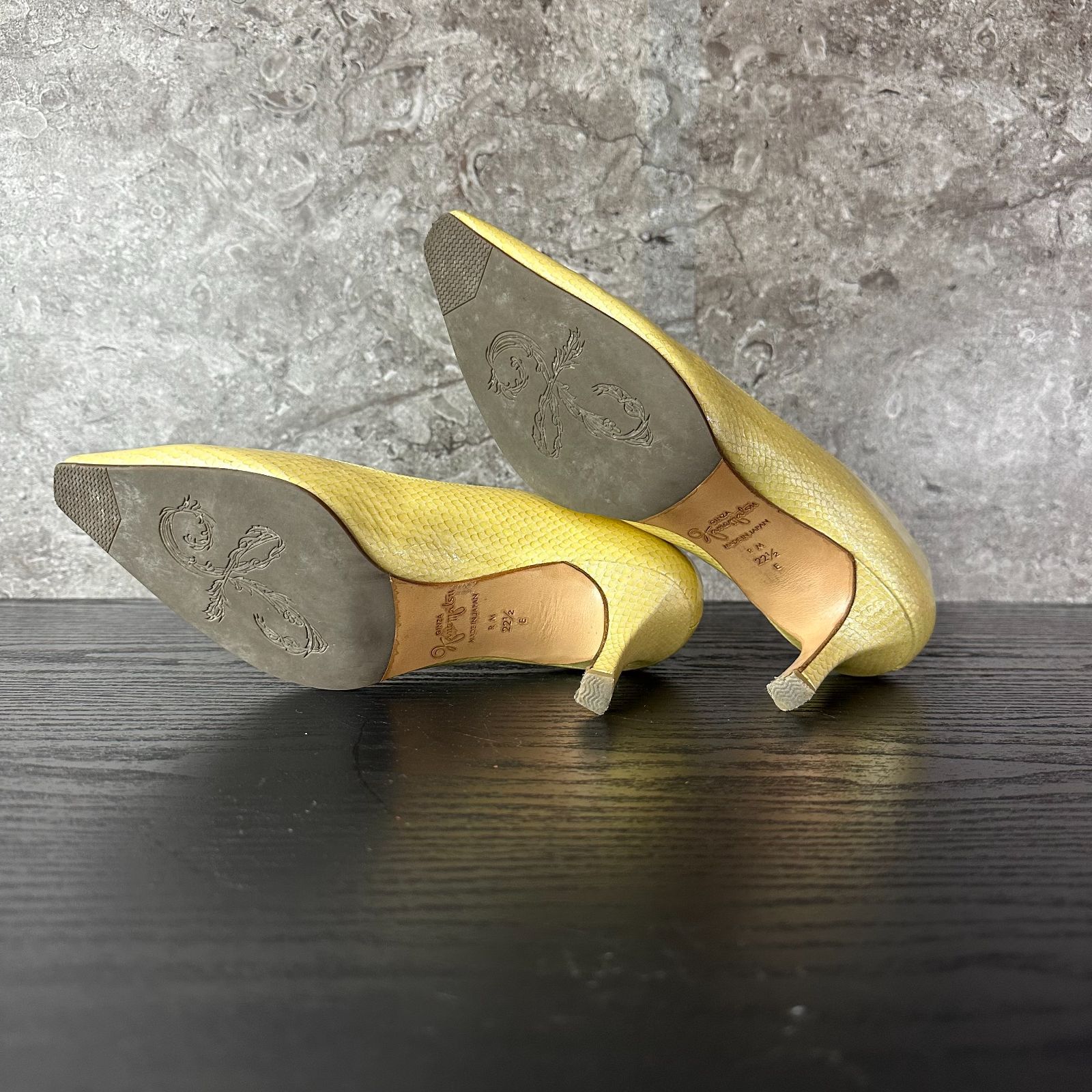 型押しヒールパンプス