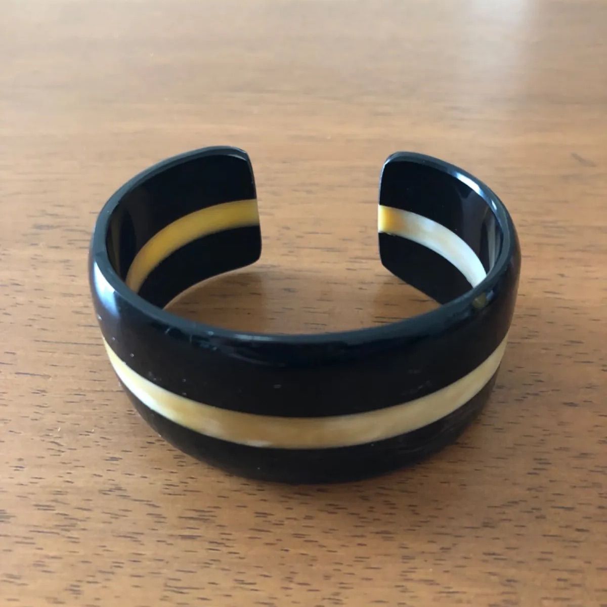再入荷】ツートーンカラーの水牛のバングル ブラックとベージュ 