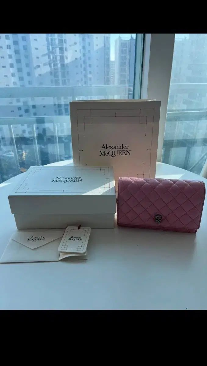 Alexander McQueen アレキサンダーマックイーン バッグを売っています