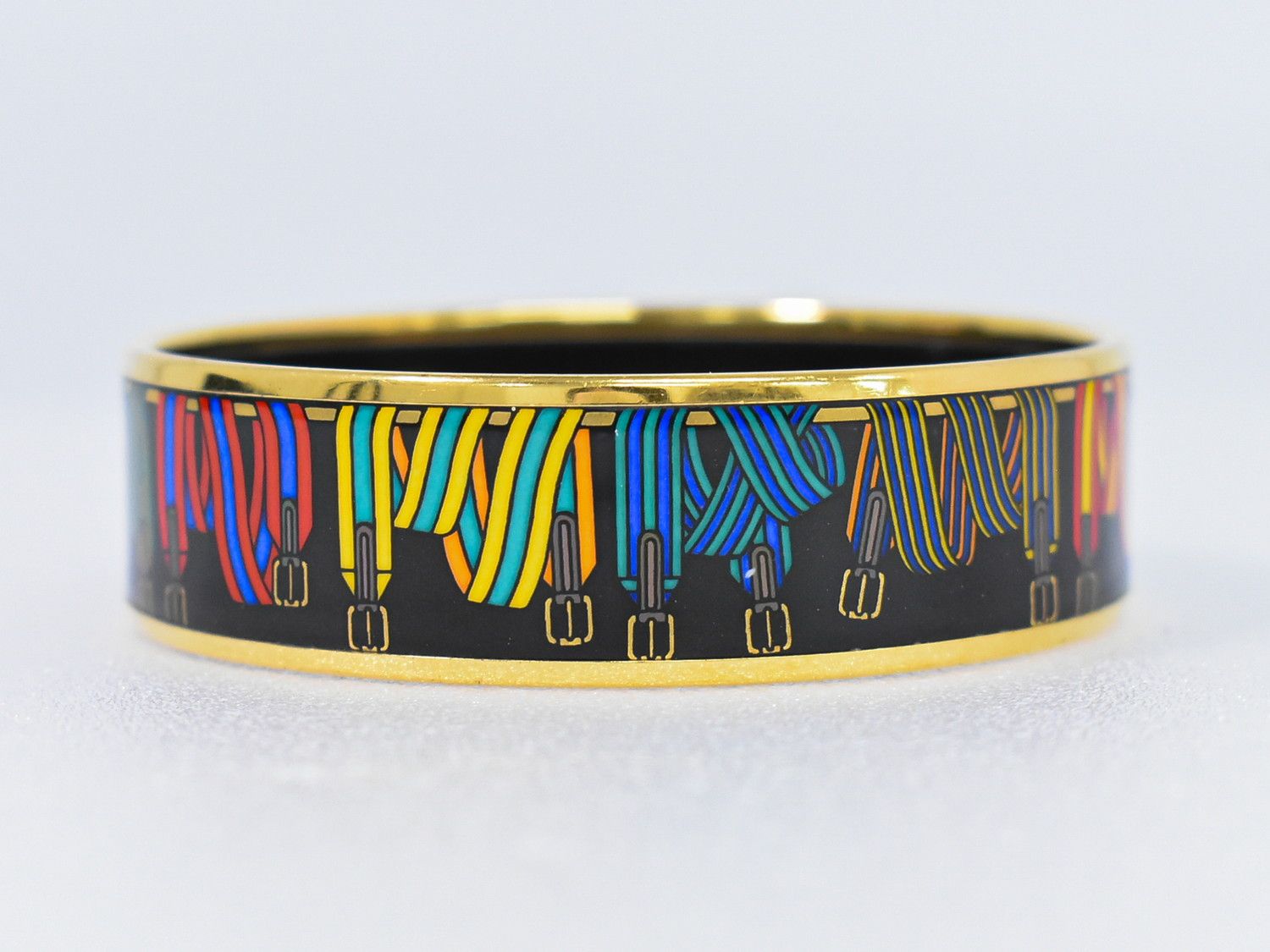 HERMES エマイユ　バングル 上品な手元を演出する、エルメスの名品バングル「エマイユ」｜ENSEMBLE