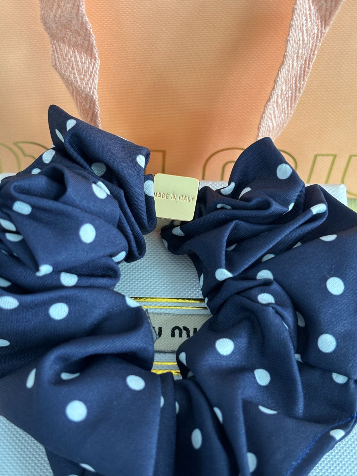 miu miu ドット柄 シュシュ ネイビー 美品 可愛 超美品【MiuMiu】ミュウミュウ ドット シュシュ - メルカリ