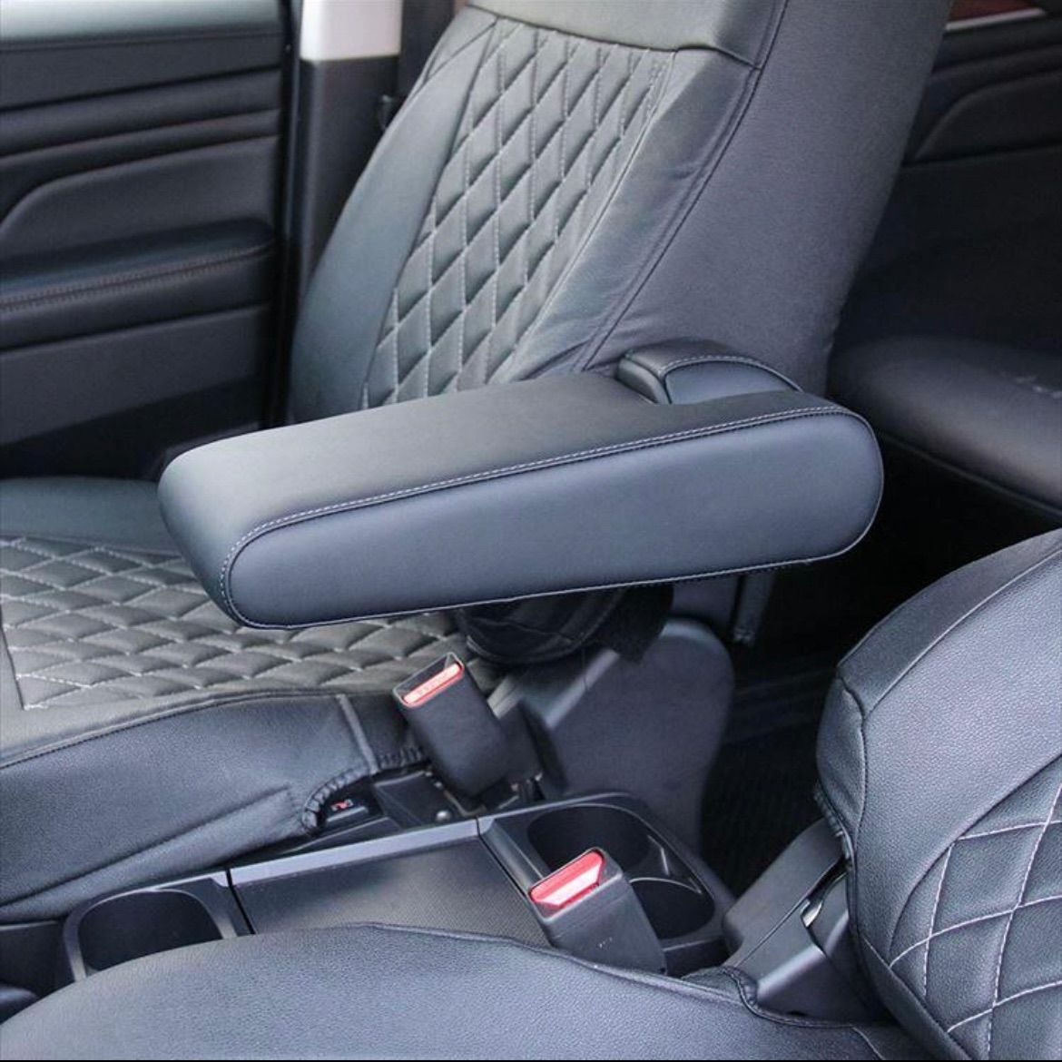 5 フロントシートアームレスト