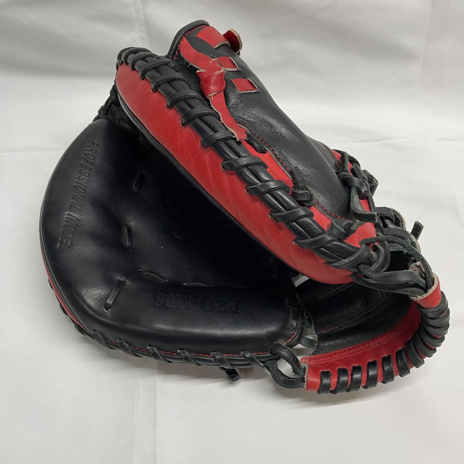 ハタケヤマ キャッチャーミット 右利き用 PRO-M8 ブラックxレッド 使用感ふつう|傷汚れあり 軟式か硬式かは判別できません グローブ |